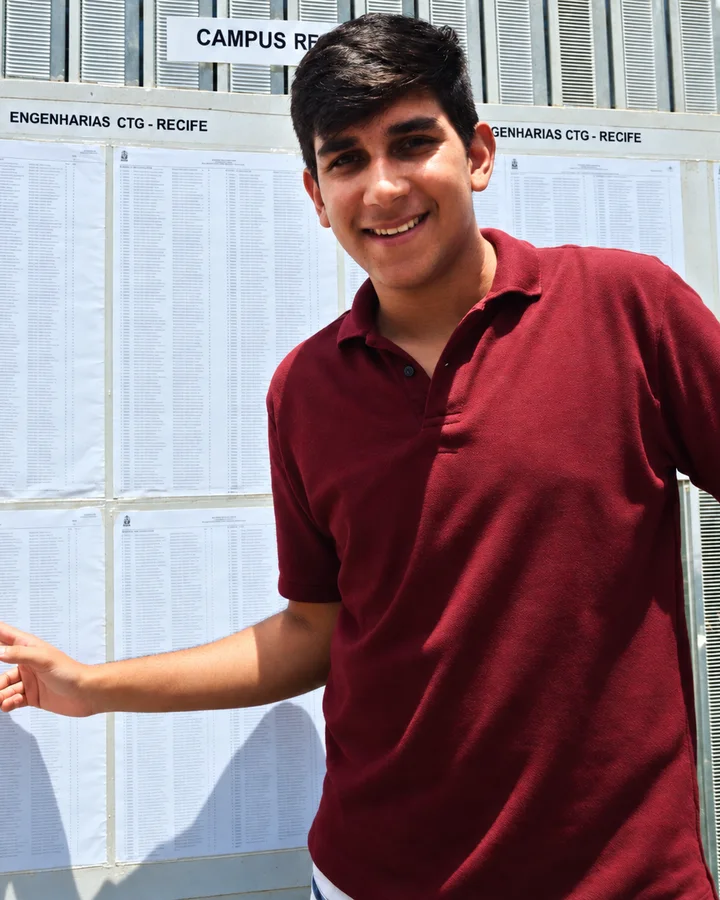 Lucas Gustavo em frente à lista de aprovados em Engenharias na UFPE, em 2014