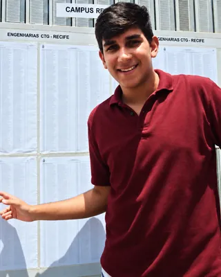 Lucas Gustavo em 2014 em frente à lista de aprovados em Engenharias da UFPE